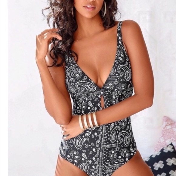 Misty Pearl Other - 🎉SALE🎉HP SEXY BLACK /WHITE PAISLEY ONE PIECE Misty Pearl Other - 🎉SALE🎉HP SEXY BLACK /WHITE PAISLEY ONE PIECE